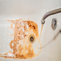 rusty-water-in-the-bath-tub