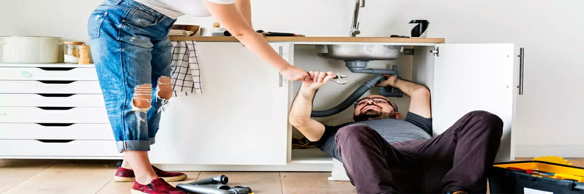 couple doing DIY-plumbing