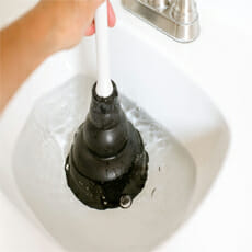 unclogging-sink-using-plunger